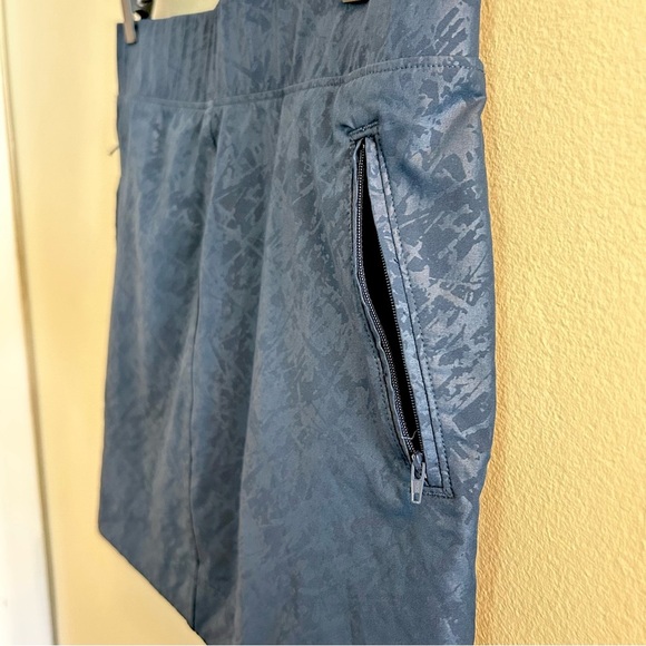 Orvis Embossed Pull-On Travel Skort Size Small Navy Blue Glass Print Skirt - Picture 3 of 9
